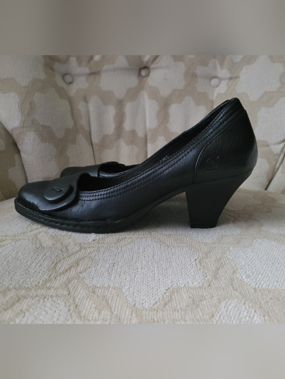 Born Black Leather Heels with Button Accent across vamp Women's Size 9 EU 40.5